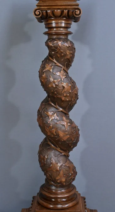 SÄULE AUS WALNUSS