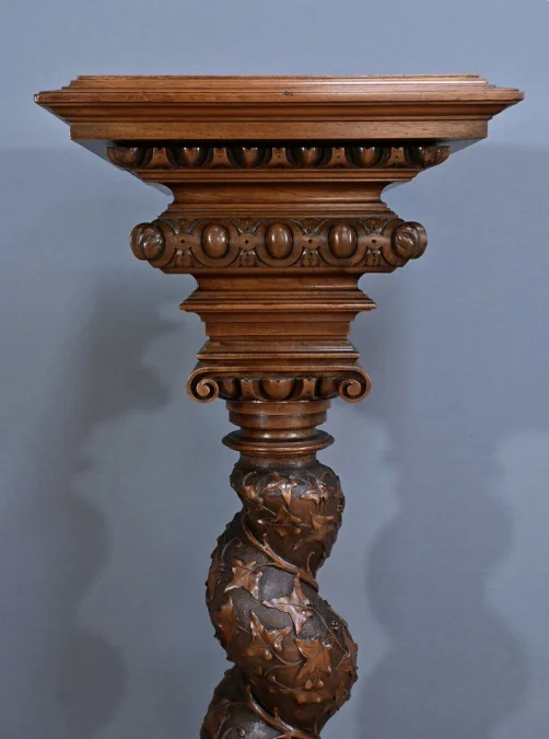 SÄULE AUS WALNUSS