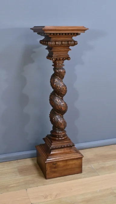 SÄULE AUS WALNUSS