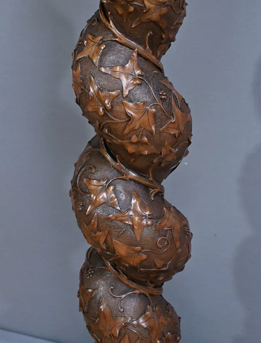 SÄULE AUS WALNUSS