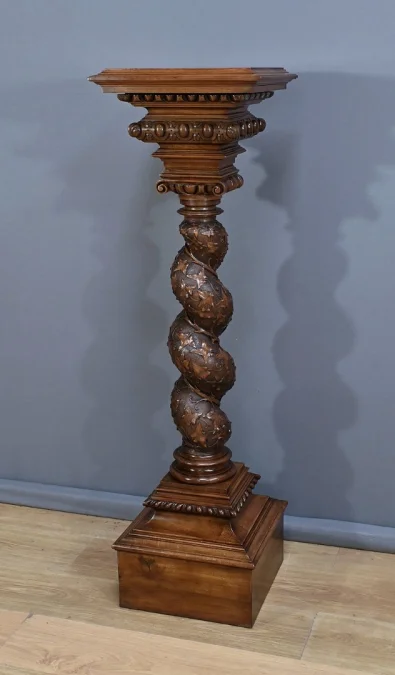 SÄULE AUS WALNUSS