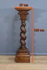 SÄULE AUS WALNUSS