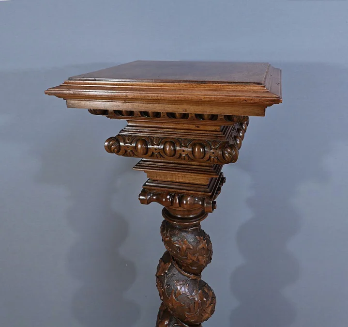 SÄULE AUS WALNUSS
