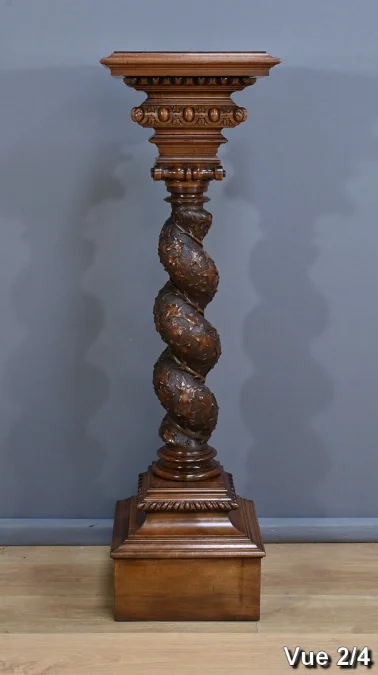 SÄULE AUS WALNUSS
