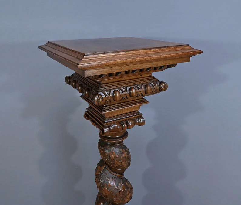 SÄULE AUS WALNUSS