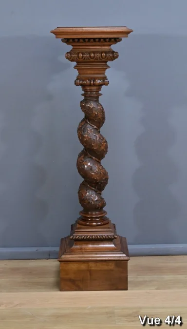 SÄULE AUS WALNUSS
