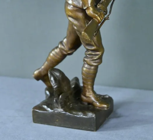 SOLDADO DE BRONCE firmado E. CARLIER