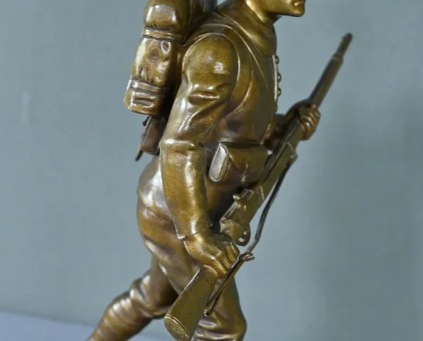 SOLDADO DE BRONCE firmado E. CARLIER