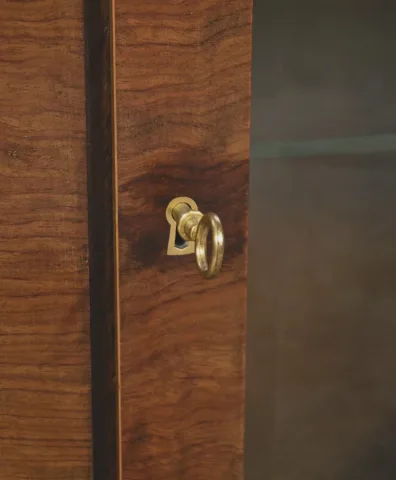 Petite Vitrine en Acajou Moucheté, Art Déco – Début XXe