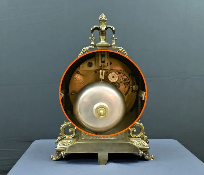 Pendule en Bronze Doré, style Louis XIV – Milieu XXe