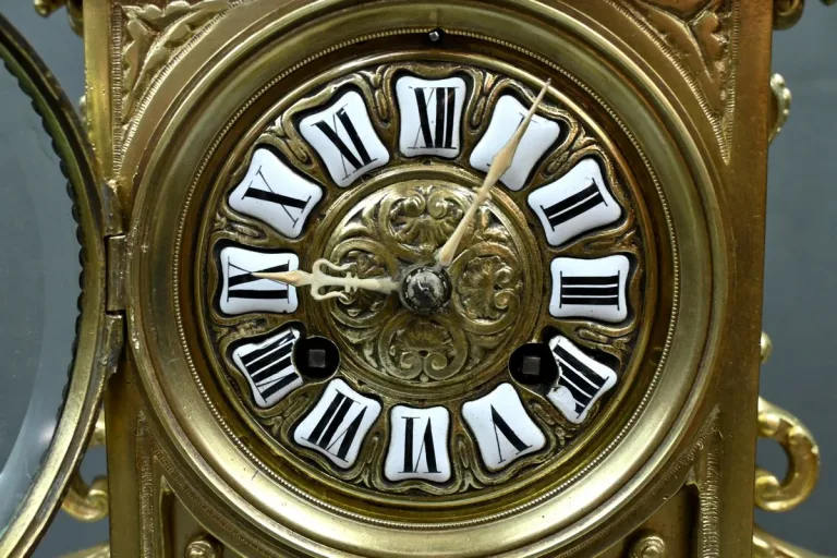 Pendule en Bronze Doré, style Louis XIV – Milieu XXe
