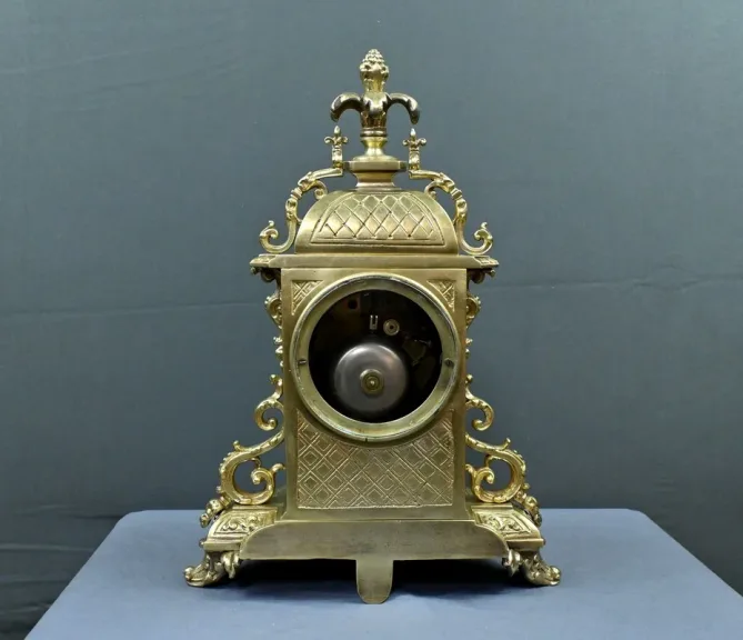 Pendule en Bronze Doré, style Louis XIV – Milieu XXe