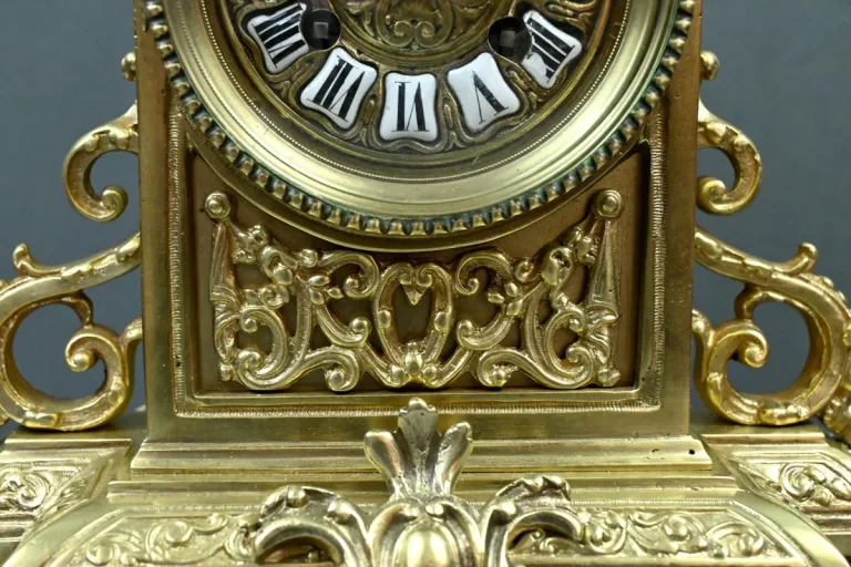 Pendule en Bronze Doré, style Louis XIV – Milieu XXe