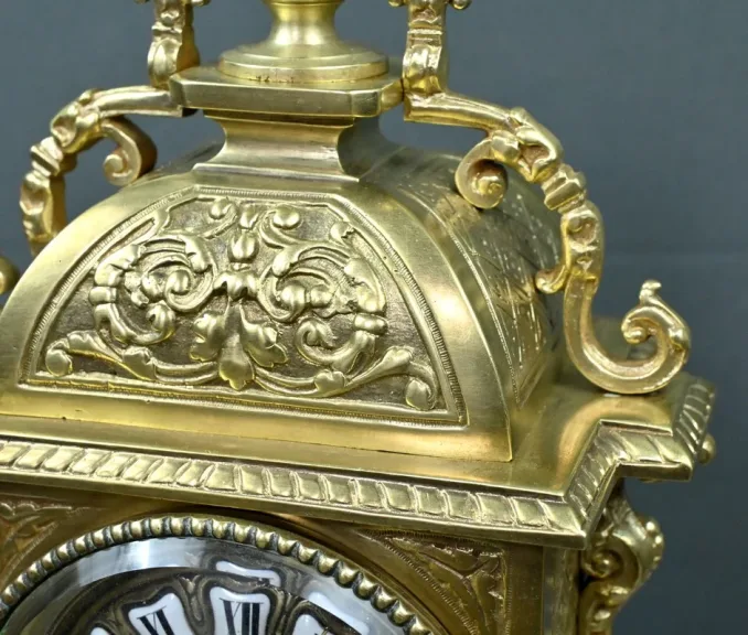 Pendule en Bronze Doré, style Louis XIV – Milieu XXe