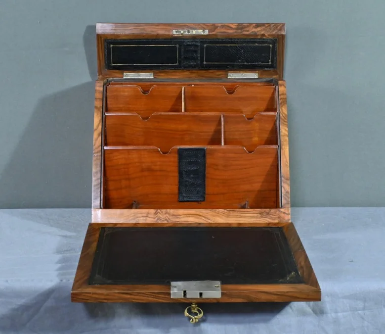 Coffret de Correspondance en Loupe de Noyer – Début XXe