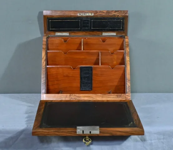 Coffret de Correspondance en Loupe de Noyer – Début XXe