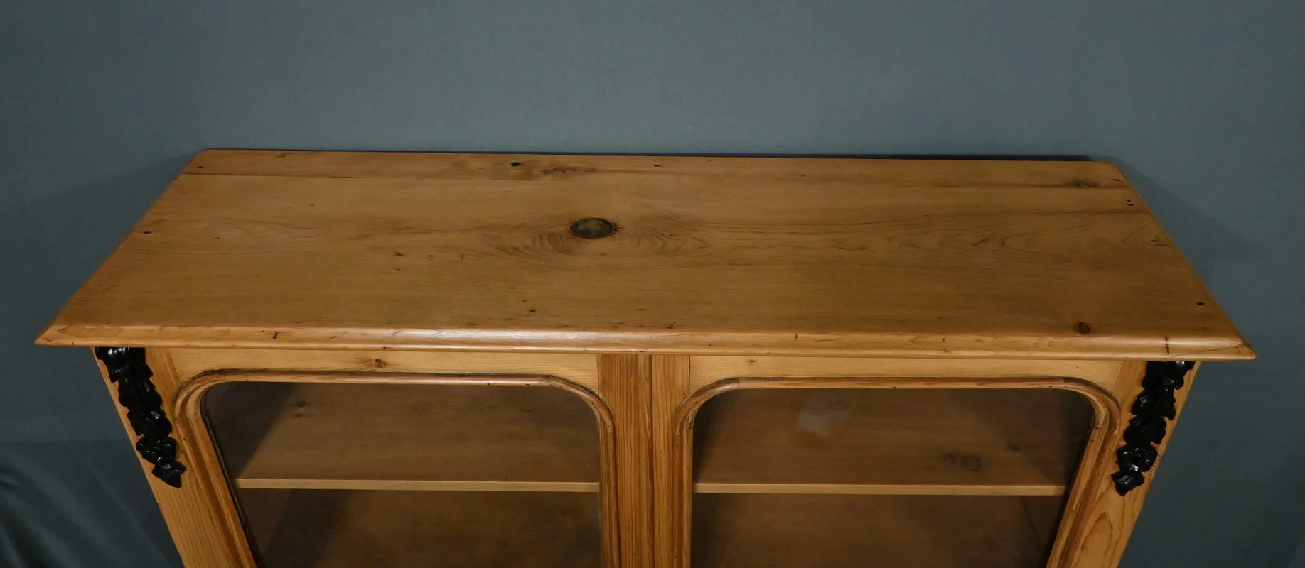Vitrine en Pin – 1920