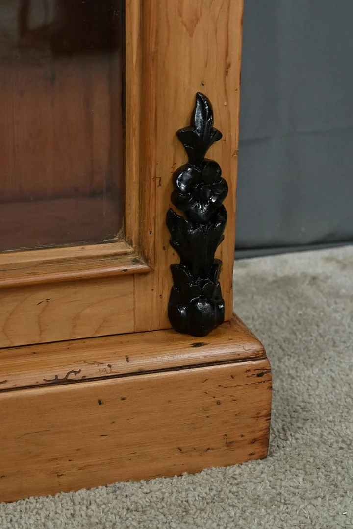 Vitrine en Pin – 1920