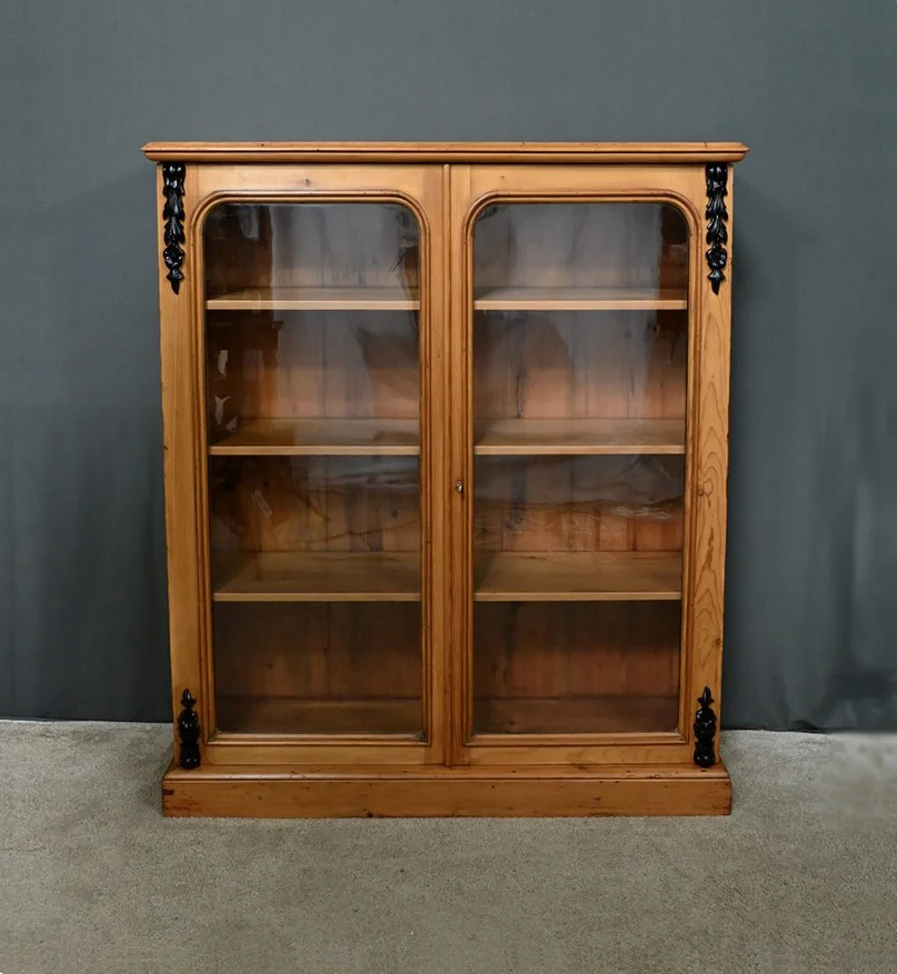 Vitrine aus Kiefernholz