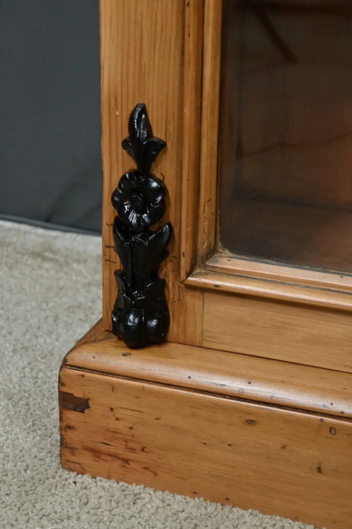 Vitrine en Pin – 1920