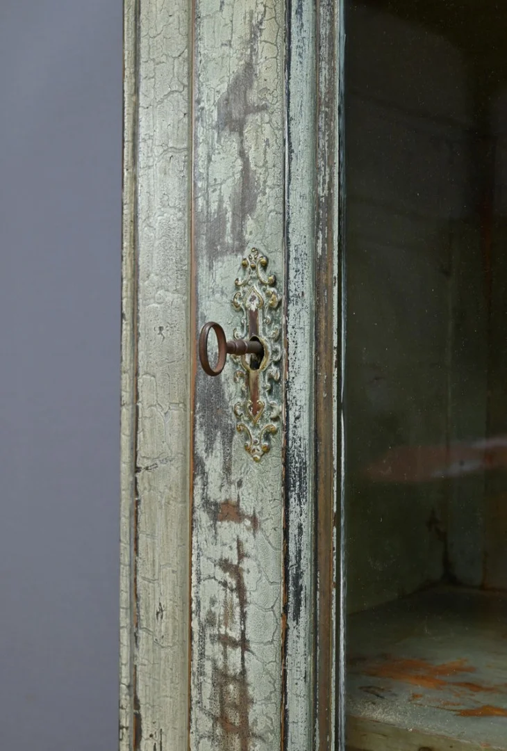 Bonnetière Vitrée en Bois Peint – Début XXe