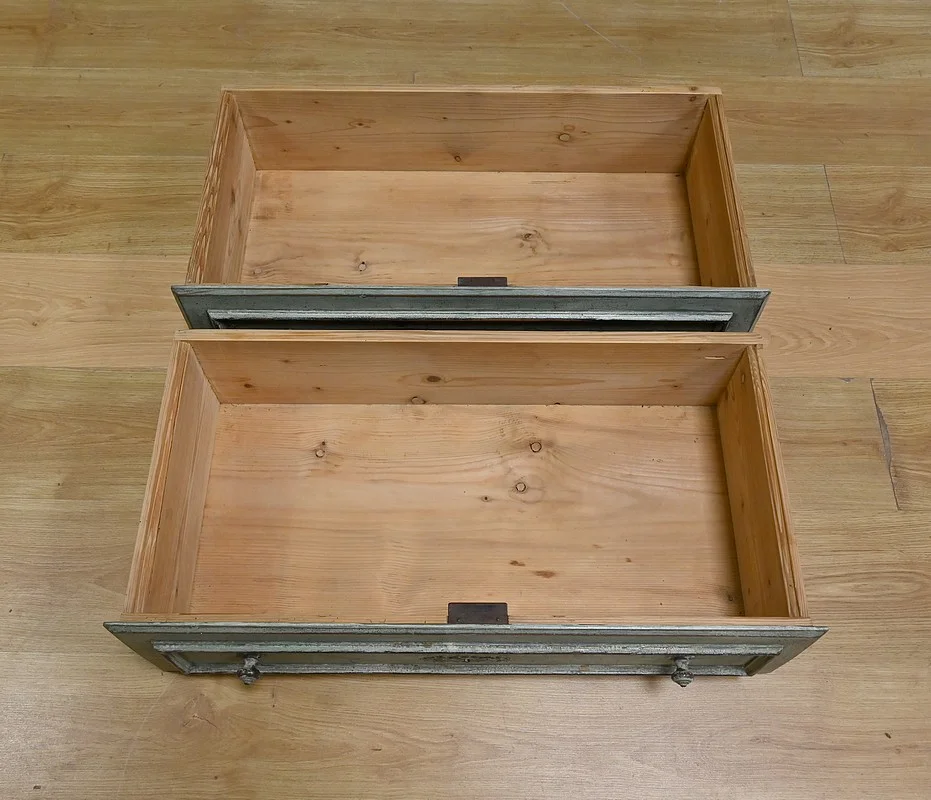Bonnetière Vitrée en Bois Peint – Début XXe