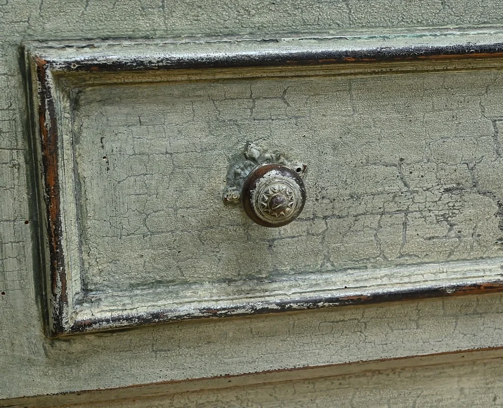 Bonnetière Vitrée en Bois Peint – Début XXe
