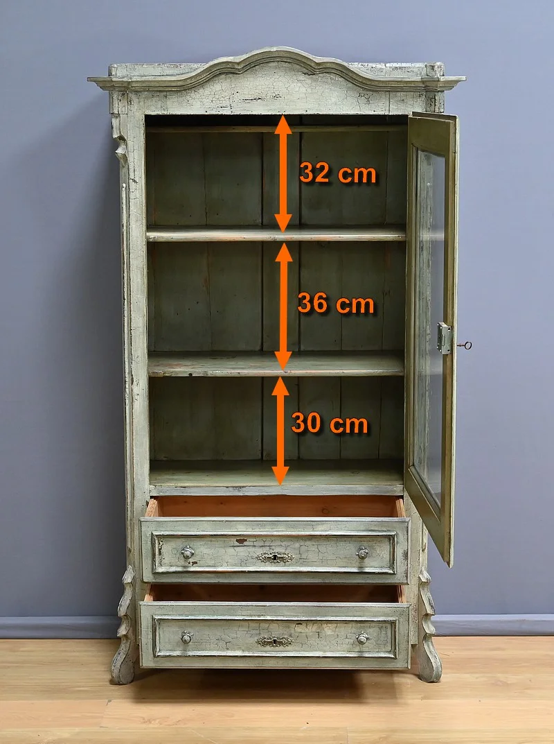 Bonnetière Vitrée en Bois Peint – Début XXe