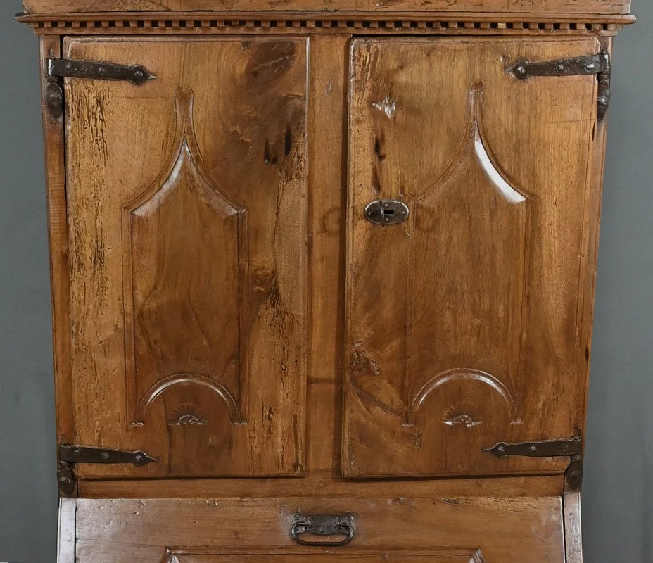 Meuble de Rangement en Noyer – XVIIIe