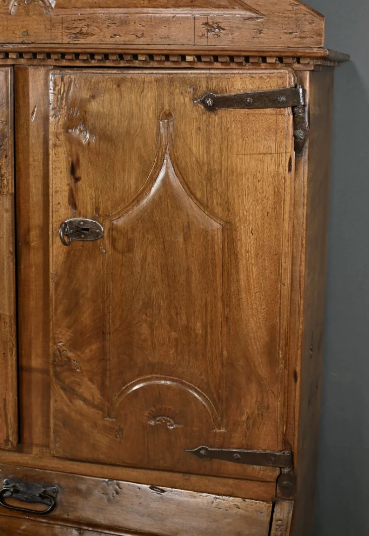 Meuble de Rangement en Noyer – XVIIIe