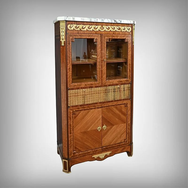 Vitrine im Louis XVI-Stil