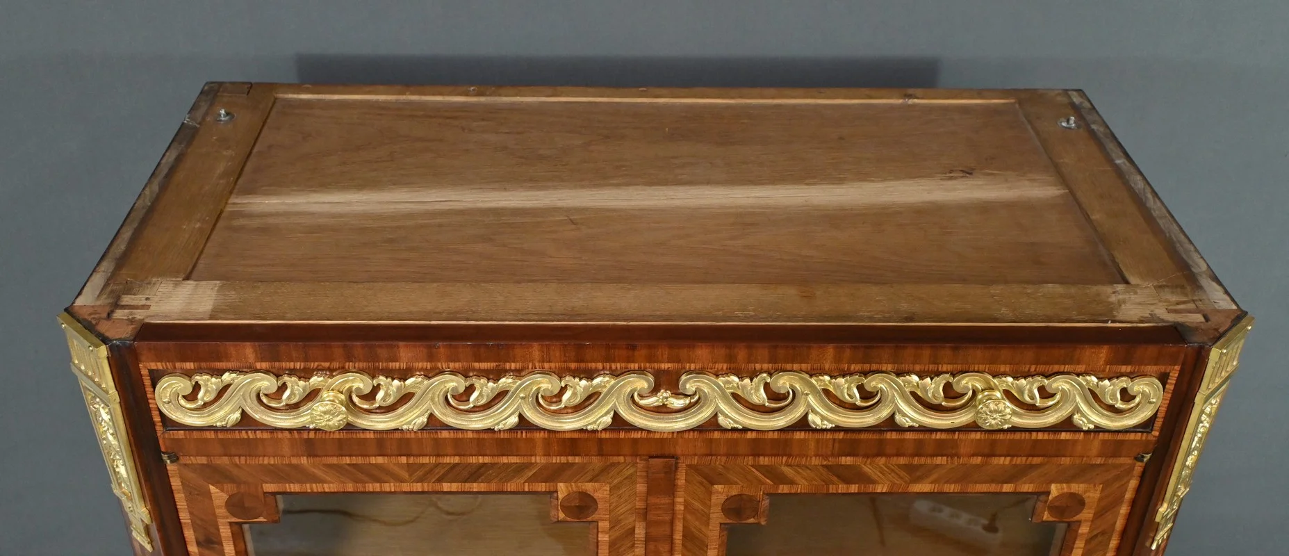 Meuble Vitrine en Marqueterie, style Louis XVI – 2ème partie XIXe
