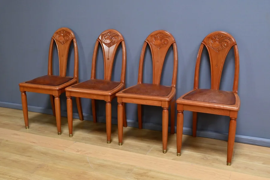 Suite de 4 Chaises en Hêtre teinté, Art Déco – 1910