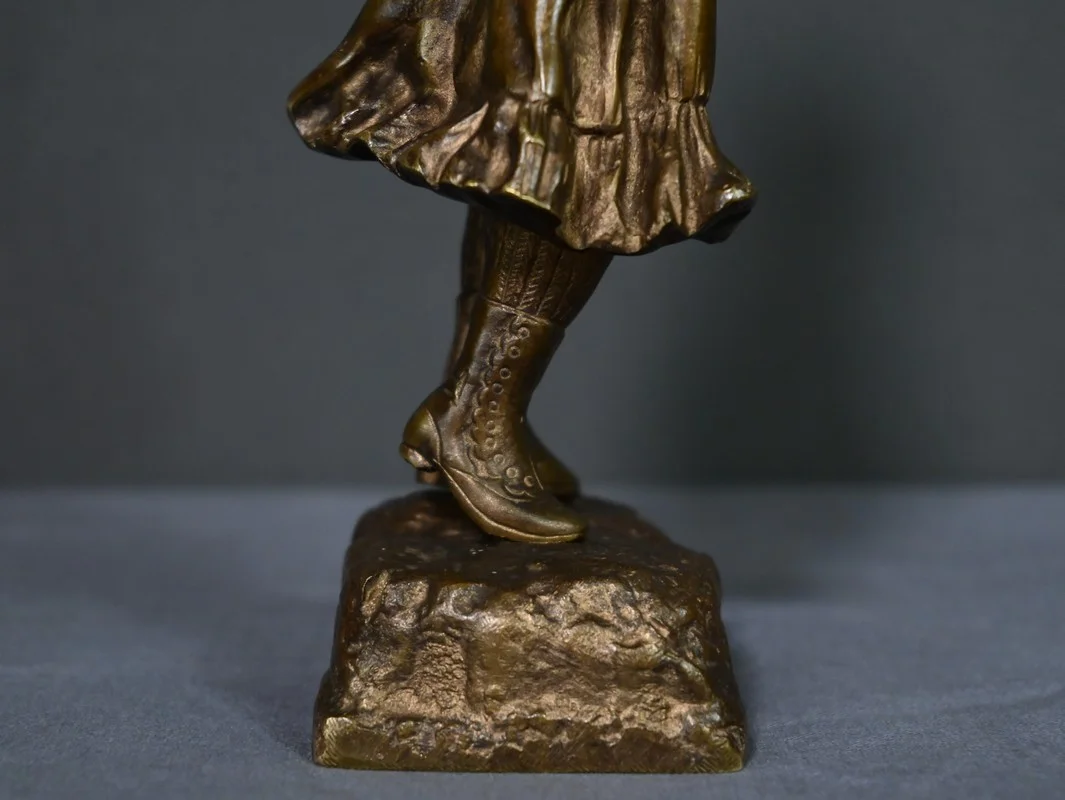Bronze « L’Ecolière », signé Tremo – Début XXe