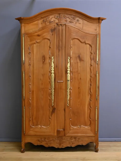 Schrank im Louis XV-Stil