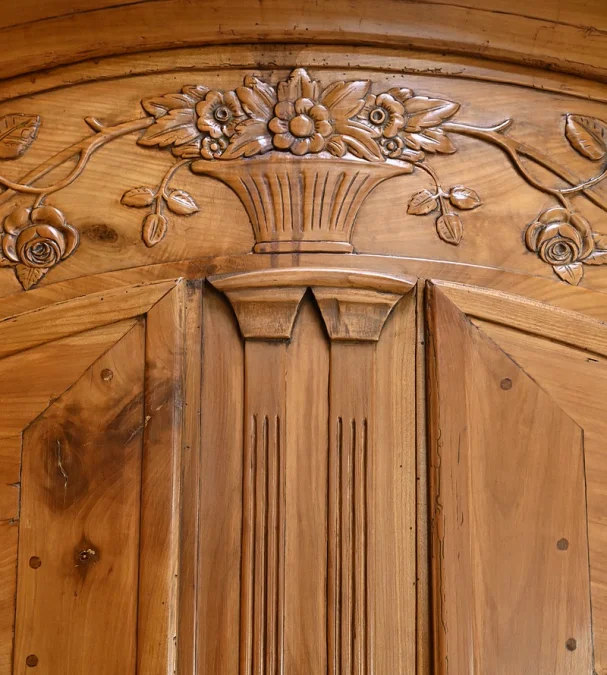 Schrank im Louis XV-Stil