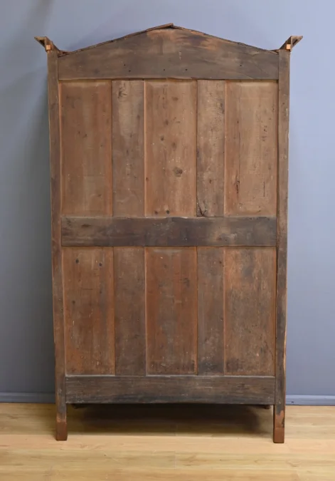 Schrank im Louis XV-Stil