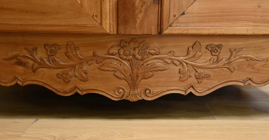 Schrank im Louis XV-Stil
