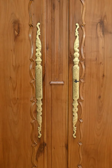 Schrank im Louis XV-Stil