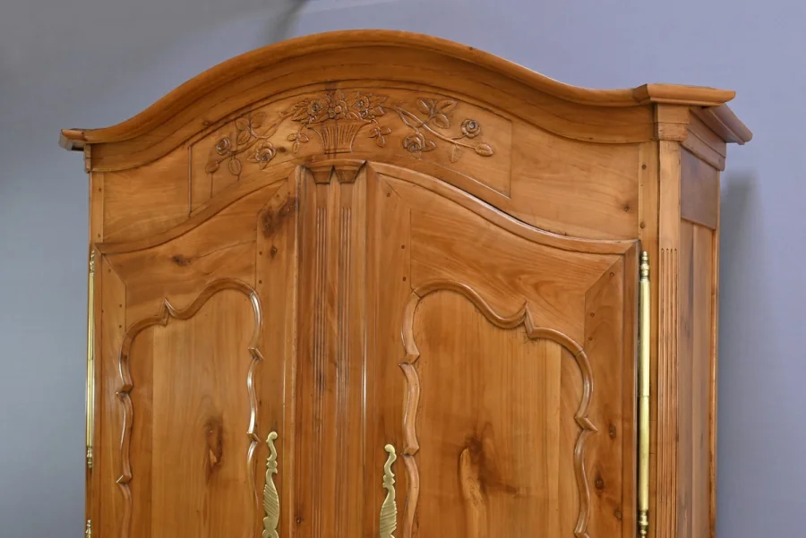 Schrank im Louis XV-Stil