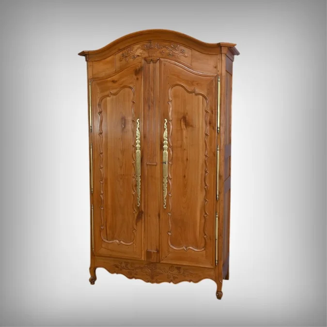 Schrank im Louis XV-Stil