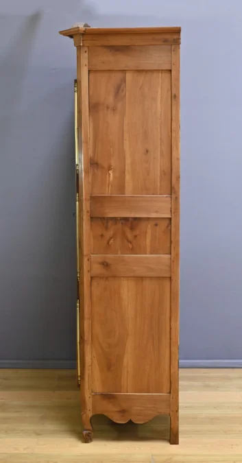 Schrank im Louis XV-Stil