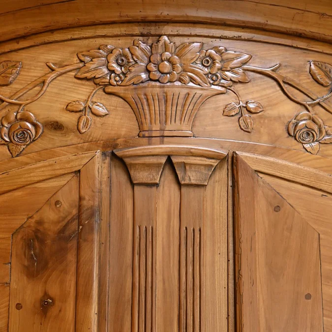 Schrank im Louis XV-Stil