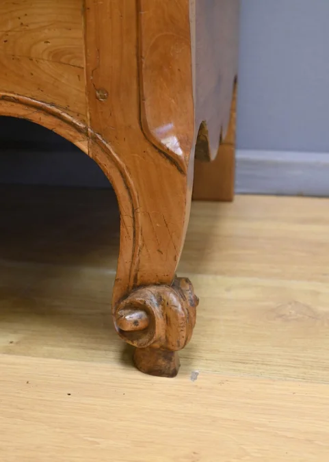 Schrank im Louis XV-Stil
