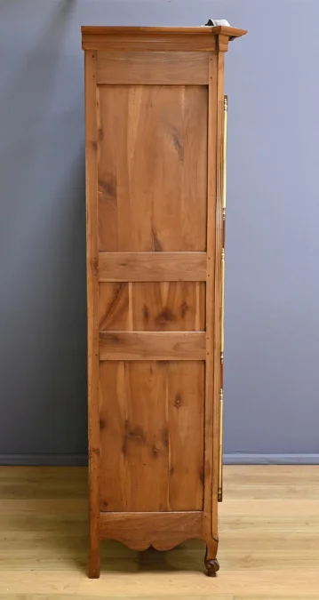 Schrank im Louis XV-Stil