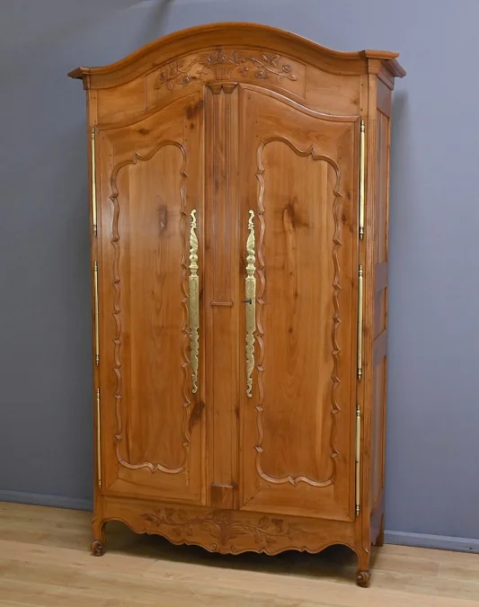 Schrank im Louis XV-Stil