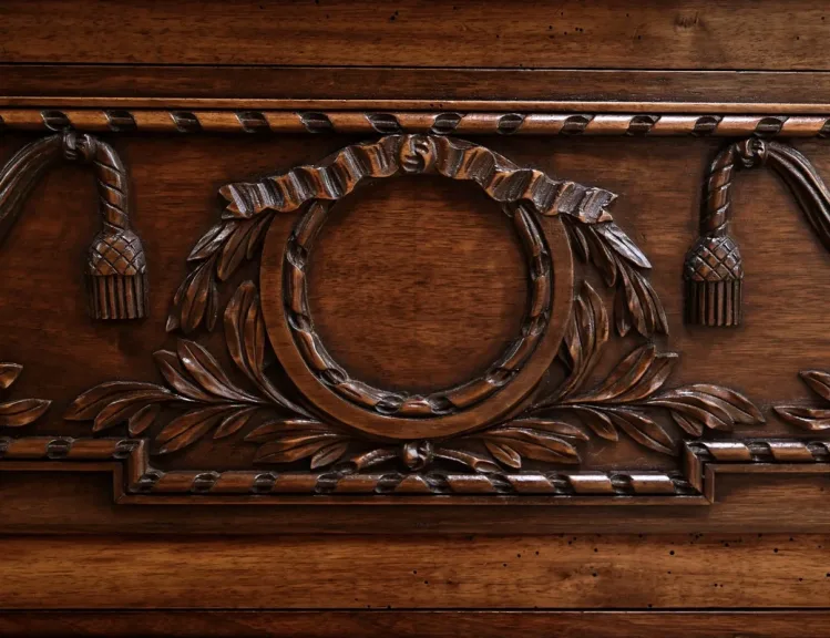 Commode en Noyer, style Louis XVI – Milieu XXe
