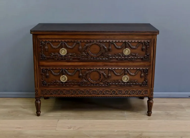 Commode en Noyer, style Louis XVI – Milieu XXe
