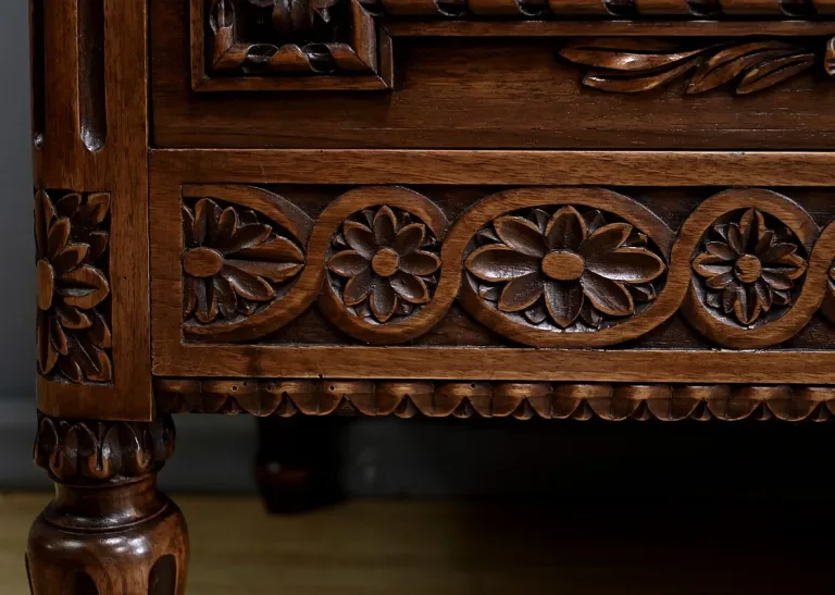 Commode en Noyer, style Louis XVI – Milieu XXe