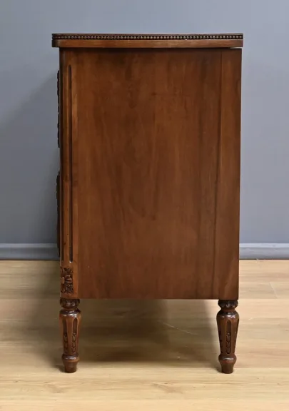Commode en Noyer, style Louis XVI – Milieu XXe